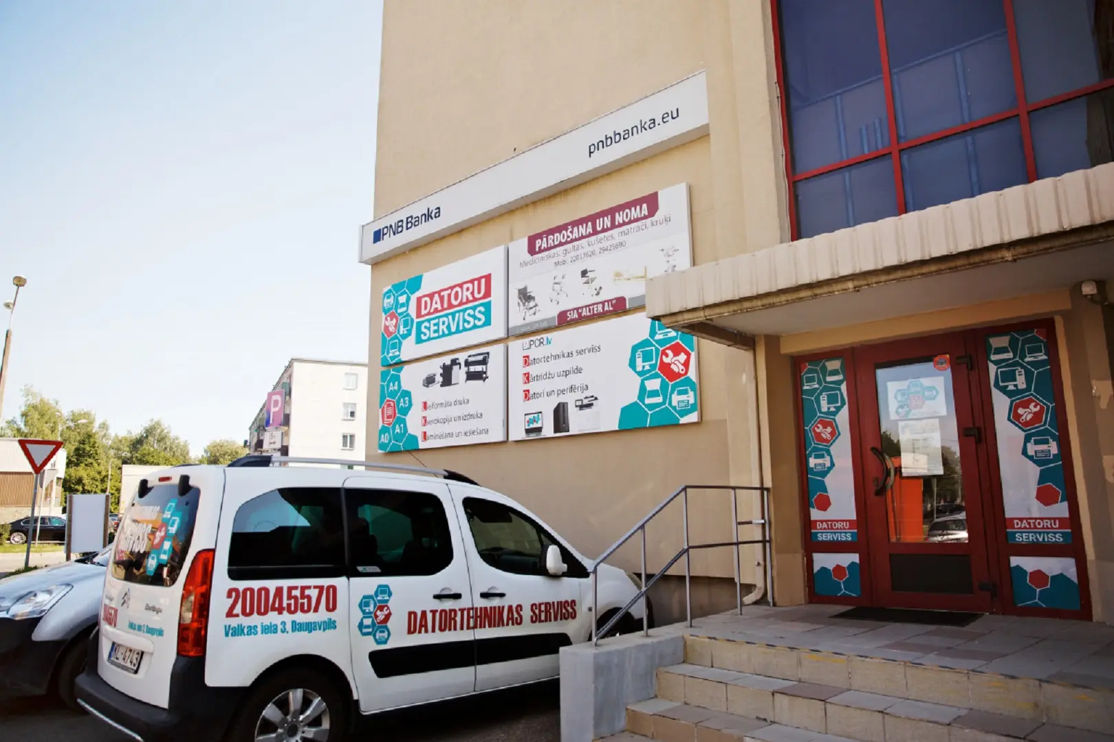 PCR.LV veikals Daugavpilī — ieeja un autostāvvieta